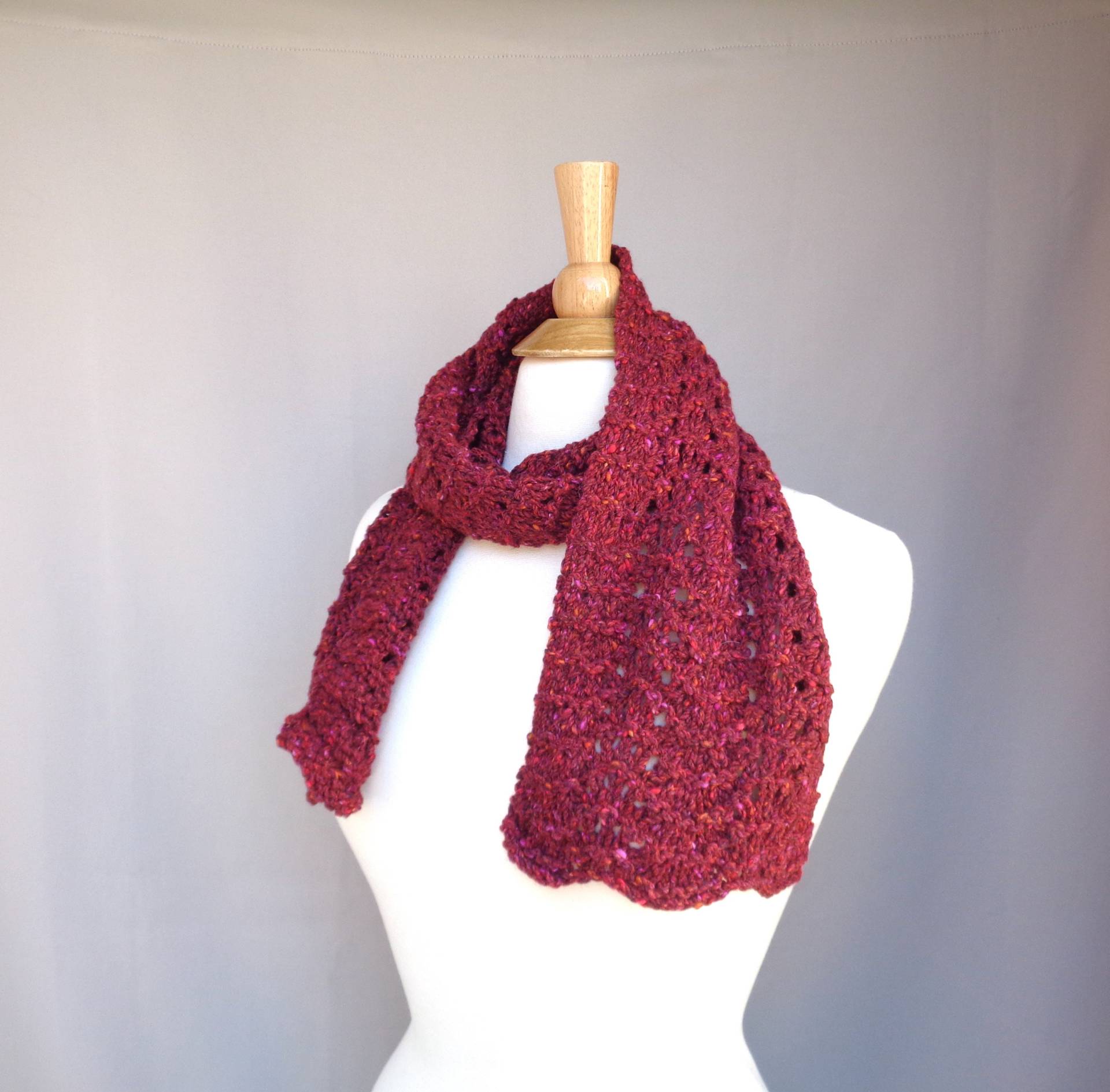 Rustikaler Tweed Kurzschal Aus Wolle, Tiefrotrot, Handgestrickt, Lace Textur, Damen Winterschal von GirlpowerKnits