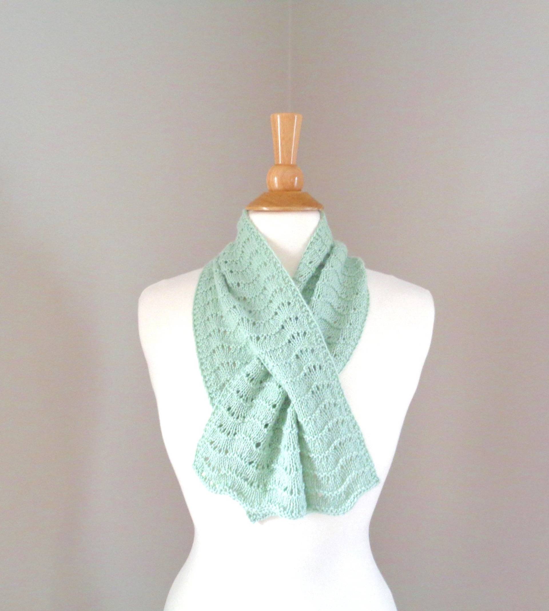 Schlüssellochschal, Pistaziengrün, Handgestrickt, 100% Kaschmir, Halswärmer, Schleifenschal, Damenschal Schlüssellochschal, Pistaziengrün, Handgestrickt, 100% Kaschmir, Halswärmer, Schleifenschal, Damenschal von GirlpowerKnits