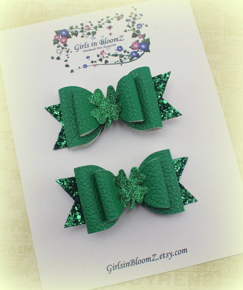 st. Patrick's Day Zopfbögen Grüne Glitzer-Clips | 2Er Set von GirlsInBloomZ