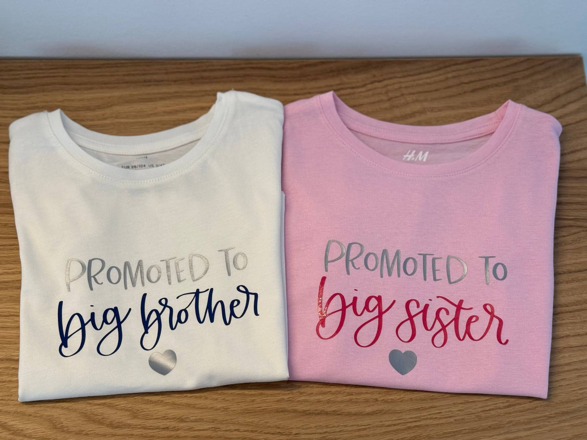 Promoted To Big Sister/ Brother/ Kinderoberteil/ Geschenk/ Diy/ Geplottet Promoted To Big Sister/ Brother/ Kinderoberteil/ Geschenk/ Diy/ Geplottet von GirlsPowerDecoration