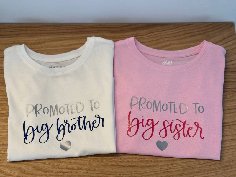 Promoted To Big Sister/ Brother/ Kinderoberteil/ Geschenk/ Diy/ Geplottet Promoted To Big Sister/ Brother/ Kinderoberteil/ Geschenk/ Diy/ Geplottet von GirlsPowerDecoration
