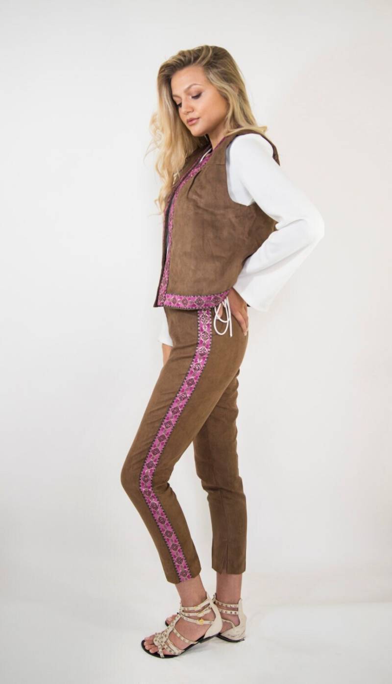 Braune Wildleder-Zigarettenhose, Braune Hose Mit Rosa Gesticktem Rand, Boho Chic Passende Co Ord, Perfekt Für Sommer Festivals Braune Wildleder-Zigarettenhose, Braune Hose Mit Rosa Gesticktem Rand, Boho Chic Passende Co Ord, Perfekt Für Sommer Festivals von GirlyGirlsEverywhere