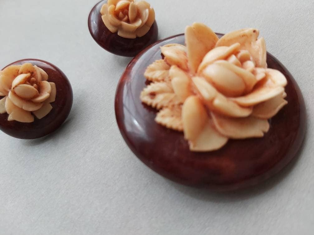 1930 Celluloid Brosche Pin Und Ohrclip Set, Blumen Brosche, Ohrringe, Jugendstil, Früh Plastisch Geschnitzt, Walnuss Redwood, Griechenland von GirlyStuffByDeJaVu
