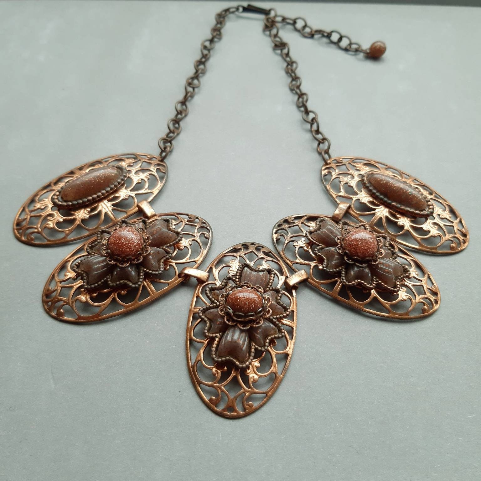 1950 Filigrane Kupfer Halskette, Gesprenkelte Glassteine, Harz Lucite Blumen, Statement, Mid Century, Griechenland von GirlyStuffByDeJaVu