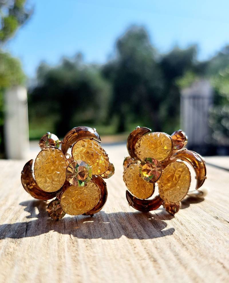 1950 Osterei-Farbige Glasstein-Ohrringe, Clip, Arora Borealis, Geschnitzte Steine, Goldton, Original, Mid Century, Griechenland 1950 Osterei-Farbige Glasstein-Ohrringe, Clip, Arora Borealis, Geschnitzte Steine, Goldton, Original, Mid Century, Griechenland von GirlyStuffByDeJaVu