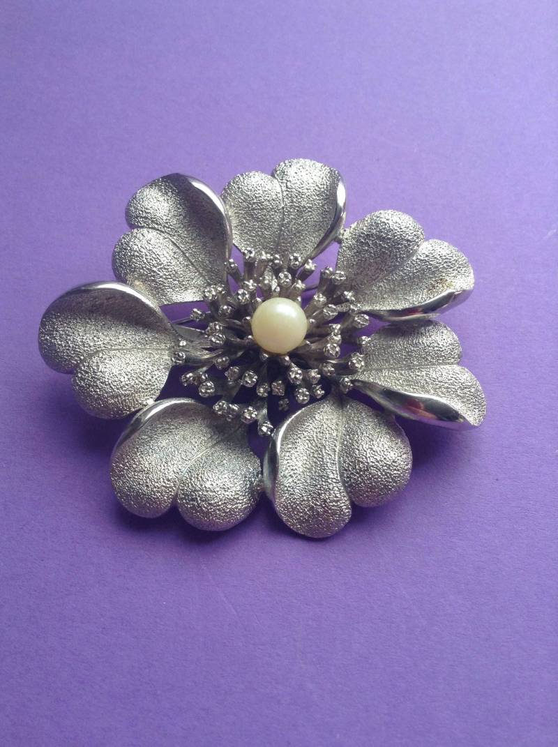 1950's Blumen Brosche Floral Design Silber Ton Riesig, Mid Century, Original, Braut, Hochzeitsbrosche, Hochzeitsschmuck, Griechenland von GirlyStuffByDeJaVu