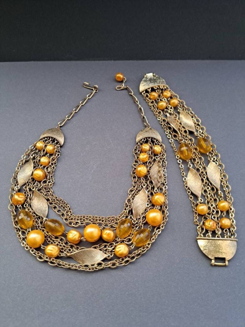 1950Er Jahre Bernstein Und Perle Halskette Armband Set, Goldfarbene Kette, Bernstein, Perle, Mitte Des Jahrhunderts, Griechenland 1950Er Jahre Bernstein Und Perle Halskette Armband Set, Goldfarbene Kette, Bernstein, Perle, Mitte Des Jahrhunderts, Griechenland von GirlyStuffByDeJaVu
