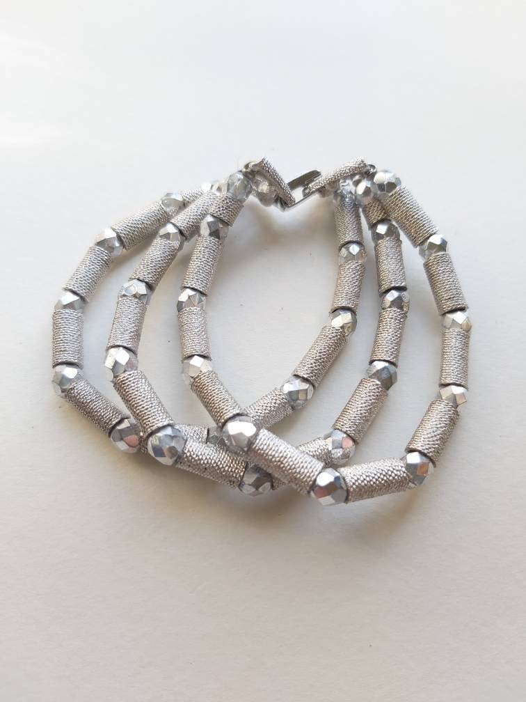 1950Er Jahre Signiert Trifari Armband Silber Ton Metall & Perlen Armband, Mitte Des Jahrhunderts, Designer Signiert, Crown Trifari, 50Er Schmuck 1950Er Jahre Signiert Trifari Armband Silber Ton Metall & Perlen Armband, Mitte Des Jahrhunderts, Designer Signiert, Crown Trifari, 50Er Schmuck von GirlyStuffByDeJaVu