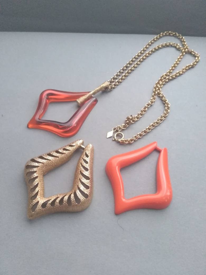 1974 Sarah Coventry Interchangable Pendants Halskette 3 Anhänger, Signiert Designer Tag, Goldfarben, Lucite-Harz, Retro, Griechenland von GirlyStuffByDeJaVu