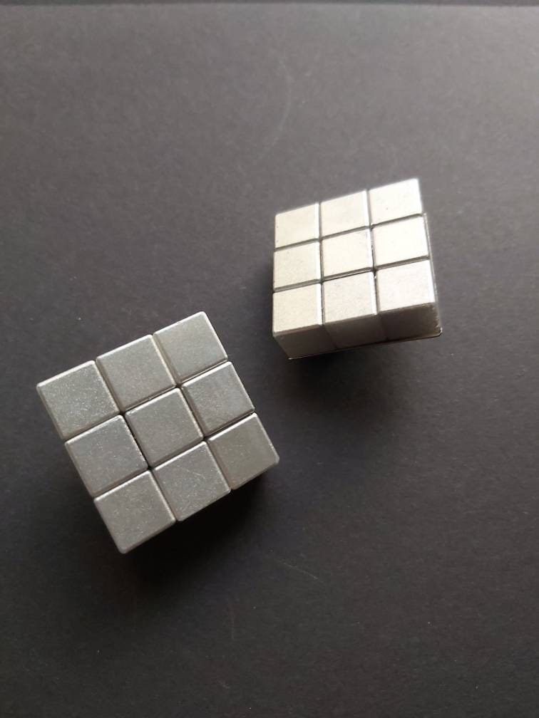 1980's Large Cube Grid Ohrclips, Klobig, Silberfarben, Würfel, Quadrate, Abstrakt, Original, 80's, Disco, Griechenland von GirlyStuffByDeJaVu