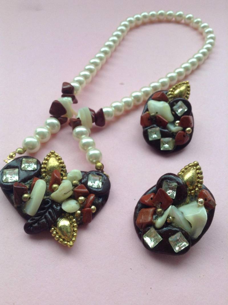 1980Er Kitsch Handmade Halskette Ohrringe Set, Lokalen Designer Künstler, Künstliche Perle, Steine, Strass, Original 80Er Jahre, Griechenland 1980Er Kitsch Handmade Halskette Ohrringe Set, Lokalen Designer Künstler, Künstliche Perle, Steine, Strass, Original 80Er Jahre, Griechenland von GirlyStuffByDeJaVu