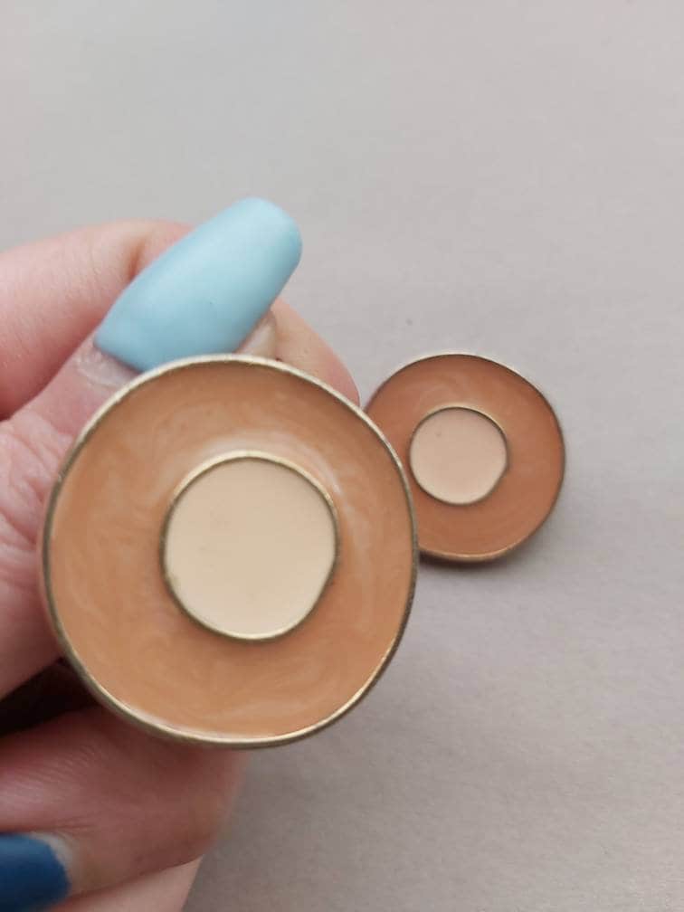 1980Er Paloma Große Runde Emaille Ohrringe, Zweifarbig, Pfirsichrosa, Ohrclips, Goldton, Designer Signiert Paloma, Griechenland von GirlyStuffByDeJaVu