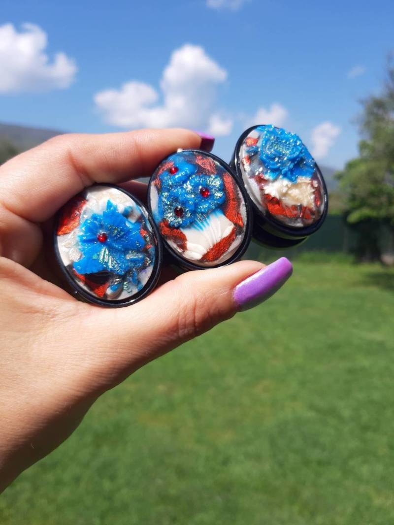 3D Cameo Stretch Armband, Handgemachte Kameen, 30 X 40 Mm Schwarze Ovale Basen, Blumen Schmetterling Ooak, Hergestellt in Griechenland von GirlyStuffByDeJaVu