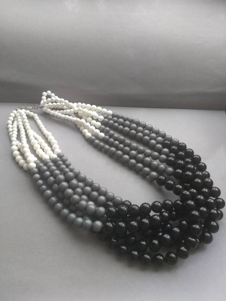 6 Strang Harz Perlenhalskette Dreifarbige Halskette Abgestufte Perlen, Weiß Grau Schwarz 80Er Jahre Große Griechenland von GirlyStuffByDeJaVu