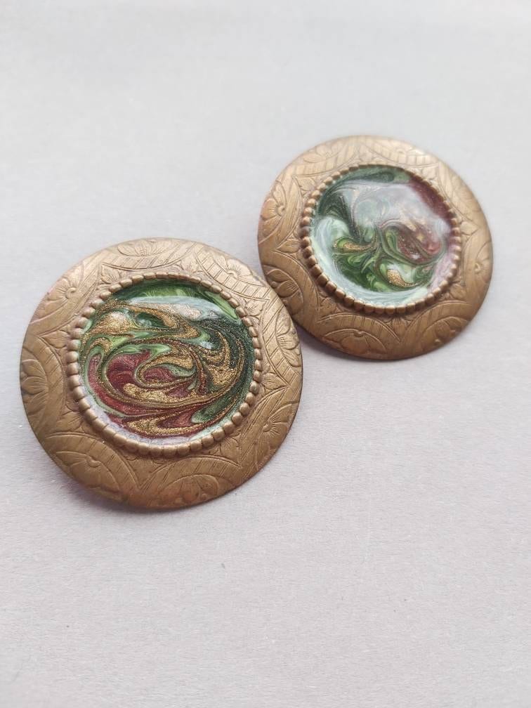 80's Große Messing Look Ohrringe, Geschwungene Emaille, Durchbohrt, Geätztes Metall, Original, Disco, Griechenland 80's Große Messing Look Ohrringe, Geschwungene Emaille, Durchbohrt, Geätztes Metall, Original, Disco, Griechenland von GirlyStuffByDeJaVu