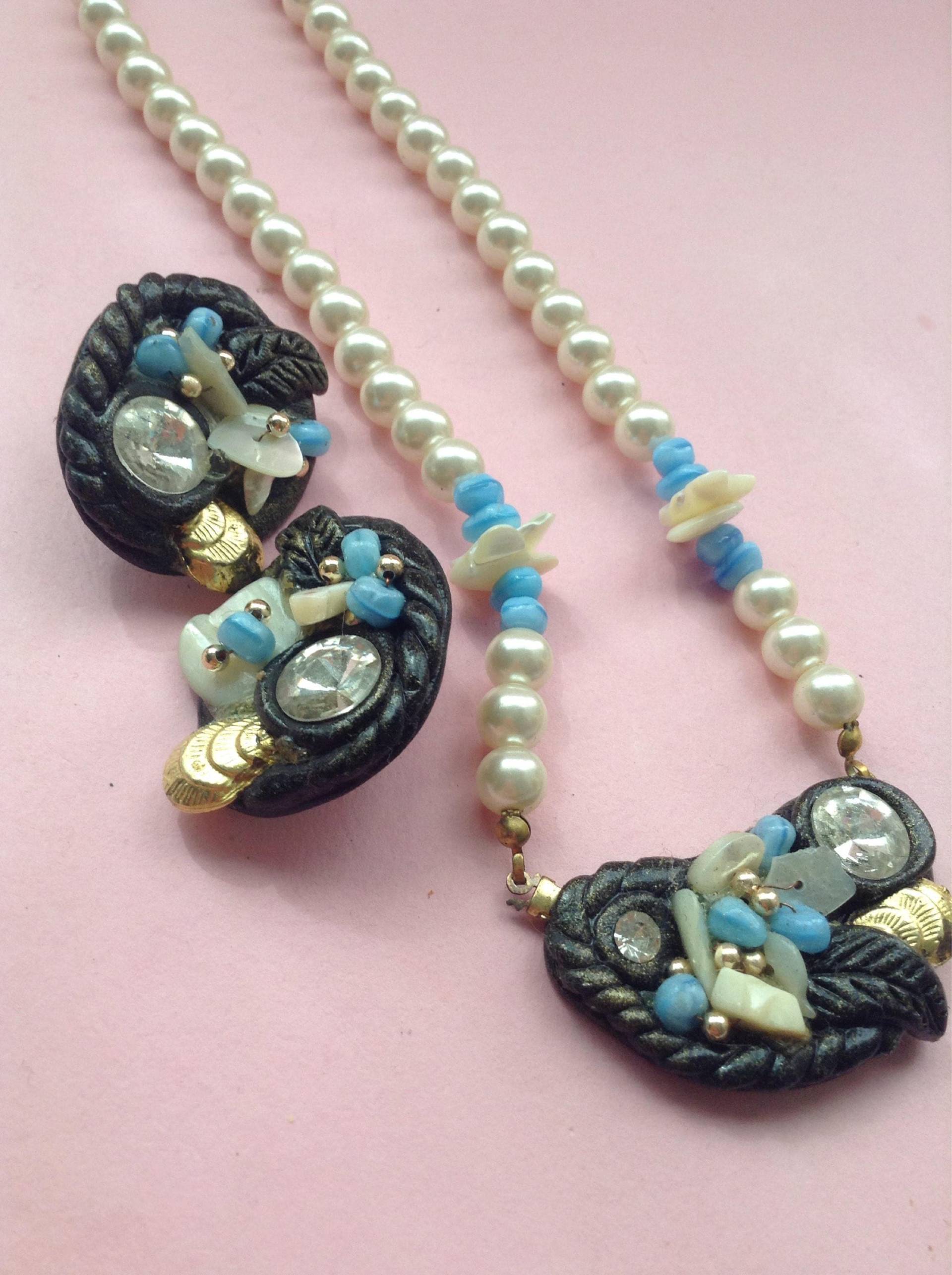 80's Kitsch Handmade Halskette Ohrringe Set, Ooak, Lokalen Künstler, Neu, Kunstperle, Steine, Strasssteine, Zubehör, Original 80S, Griechenland von GirlyStuffByDeJaVu