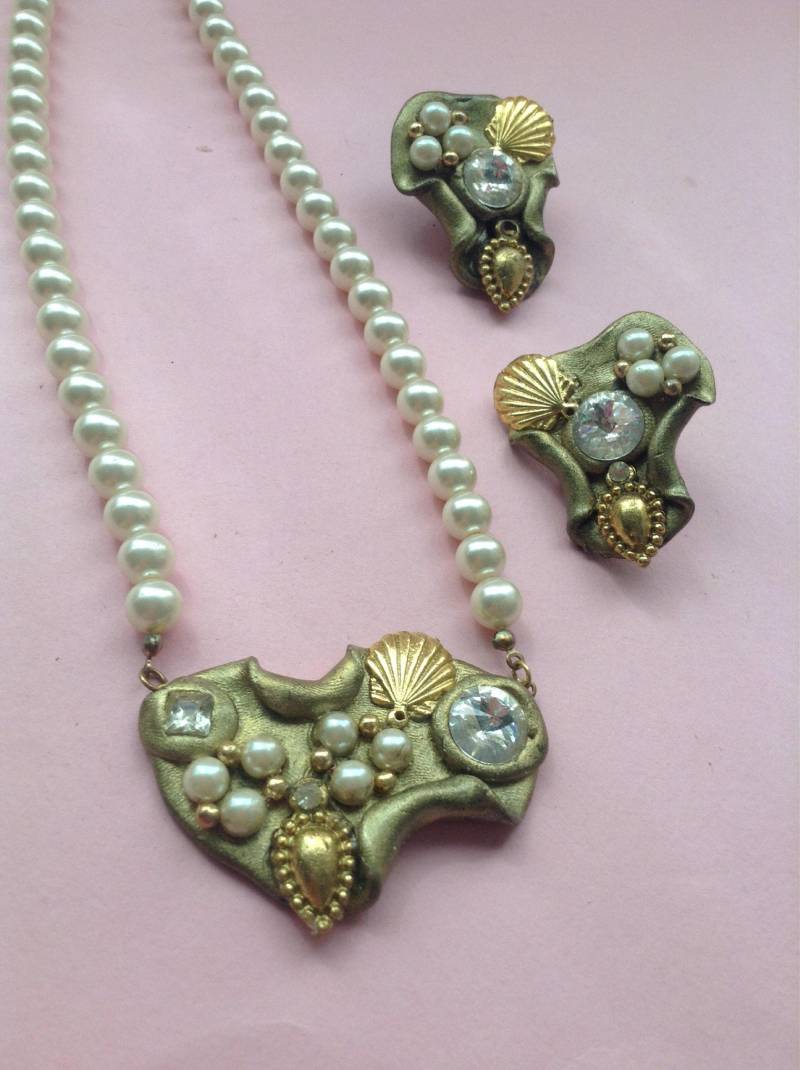 80's Kitsch Handmade Halskette Ohrringe Set, Ooak, Lokaler Künstler, Neu, Ungetragen, Kunstperle, Steine, Strasssteine, Zubehör, Original 80S von GirlyStuffByDeJaVu