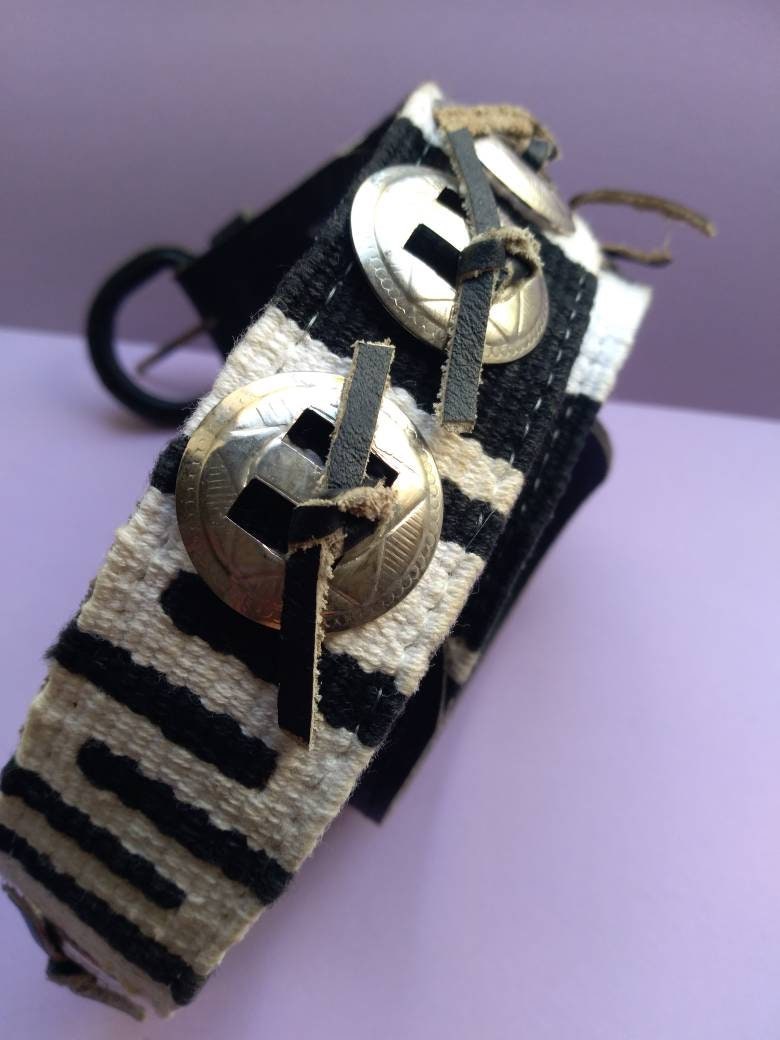 80Er Jahre "Express' Brand Stoff & Leder Gürtel, Western, Cowboy Schwarzes Leder, Silberne Akzente, Klein, Griechenland von GirlyStuffByDeJaVu