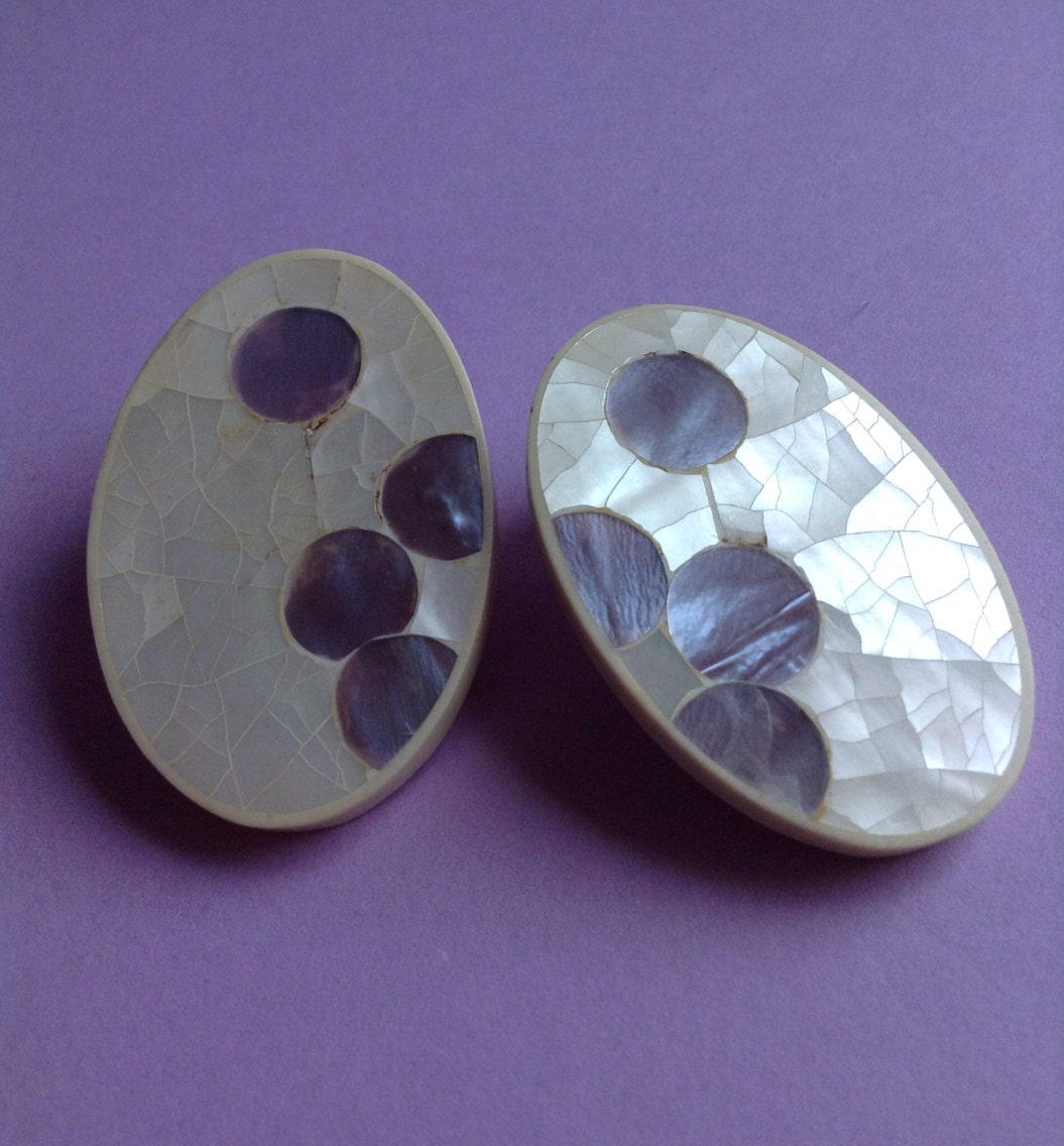 80Er Jahre Perlmutt Ohrclips, Lila Und Weiß, Große Ovale Ohrringe, Original Jahre, Grobstrick, Griechenland von GirlyStuffByDeJaVu