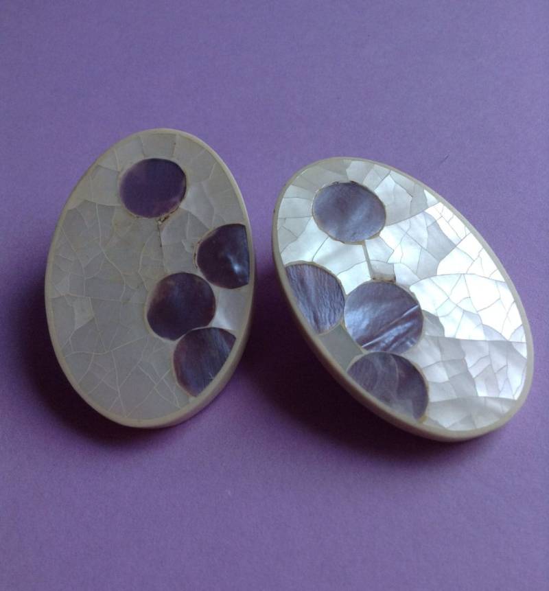 80Er Jahre Perlmutt Ohrclips, Lila Und Weiß, Große Ovale Ohrringe, Original Jahre, Grobstrick, Griechenland 80Er Jahre Perlmutt Ohrclips, Lila Und Weiß, Große Ovale Ohrringe, Original Jahre, Grobstrick, Griechenland von GirlyStuffByDeJaVu