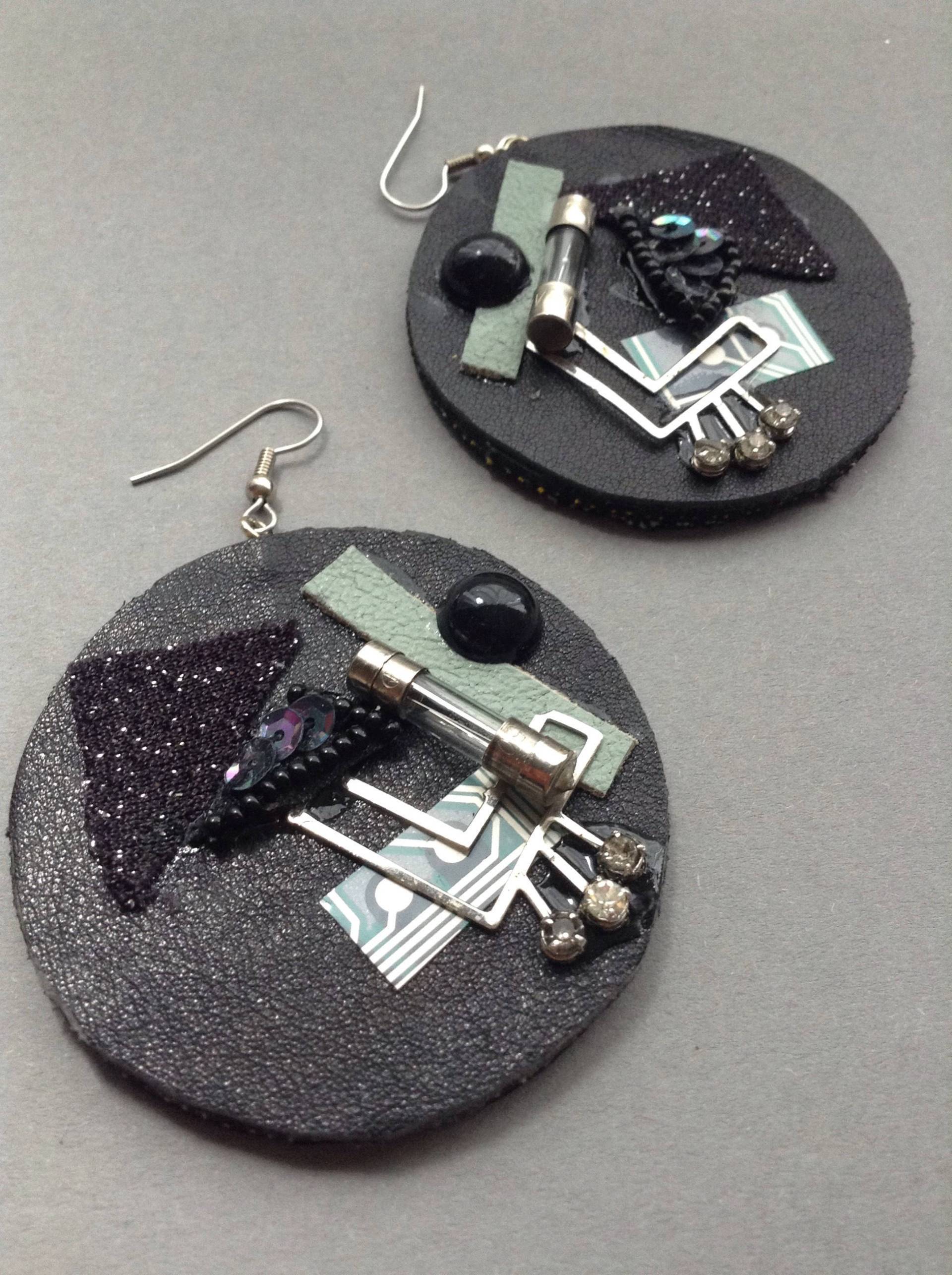 Art To Wear Industrielle Kunst Mixed Media Steampunk Ohrringe, Recycling, Denim Jeans Leder, Zusammenstellung, Handarbeit, Fundstücke, Griechenland von GirlyStuffByDeJaVu