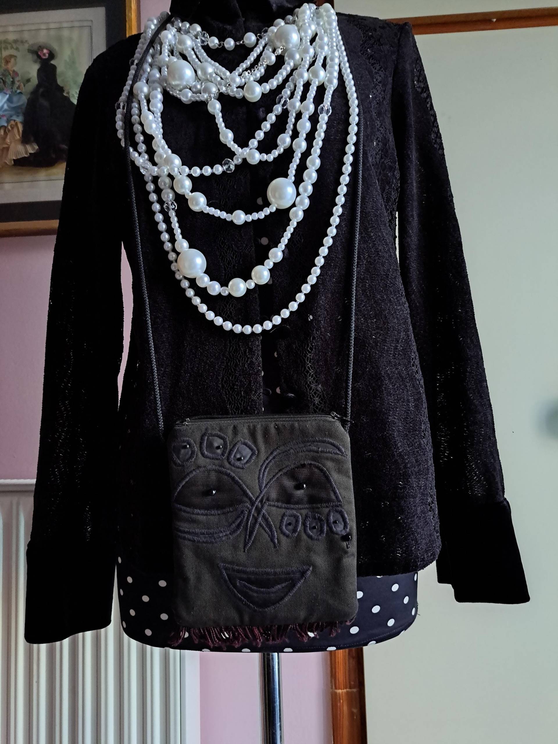 Besticktes Gesicht Geldbörse Schultertasche, Lange Tragetasche, 80Er Jahre Rückblende, Quasten, Schwarze Tasche, Vintage Accessoires, Original Besticktes Gesicht Geldbörse Schultertasche, Lange Tragetasche, 80Er Jahre Rückblende, Quasten, Schwarze Tasche, Vintage Accessoires, Original von GirlyStuffByDeJaVu