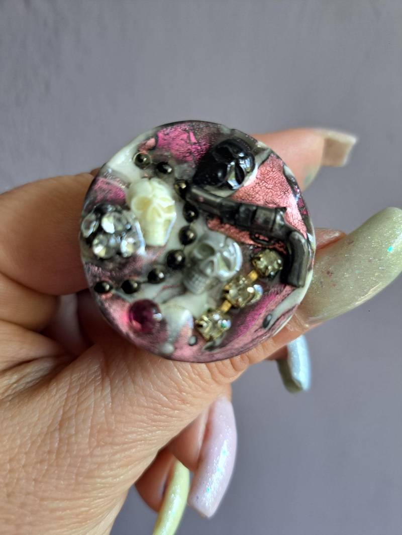 Totenkopf Und Pistole Ring Steampunk, Thermoplast Cabochons, Messing Überzogener Regulierbarer Sockel, Hergestellt in Griechenland Totenkopf Und Pistole Ring Steampunk, Thermoplast Cabochons, Messing Überzogener Regulierbarer Sockel, Hergestellt in Griechenland von GirlyStuffByDeJaVu