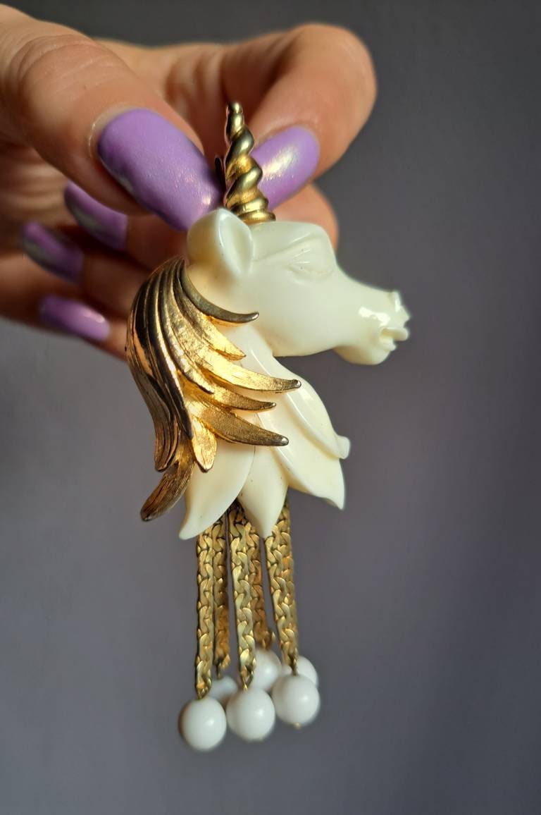 Vendome Einhorn Anhänger, Super Selten, Cremefarben Geschnitzt Lucite, Designer Signiert, Brosche Pin, Brosche, 60'er Jahre, Griechenland von GirlyStuffByDeJaVu