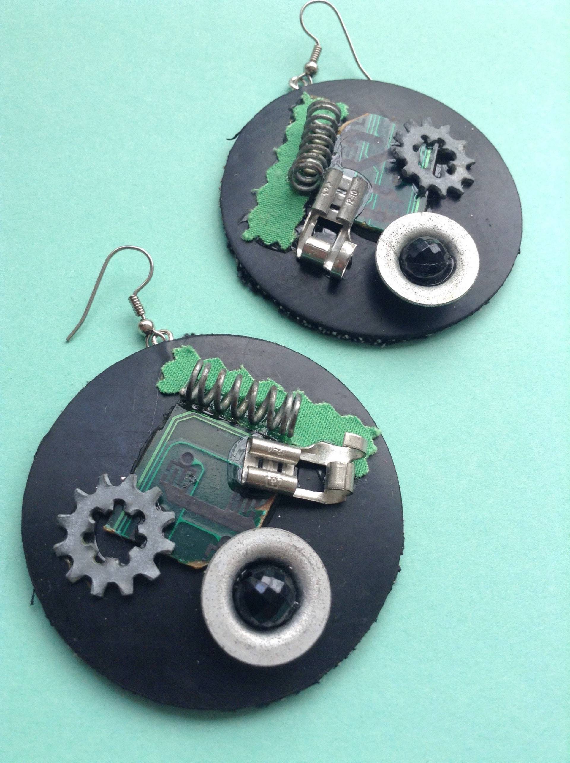 Vintage Industrial Art Mixed Media Ohrringe Aus Recyceltem Denim Und Gummi von GirlyStuffByDeJaVu