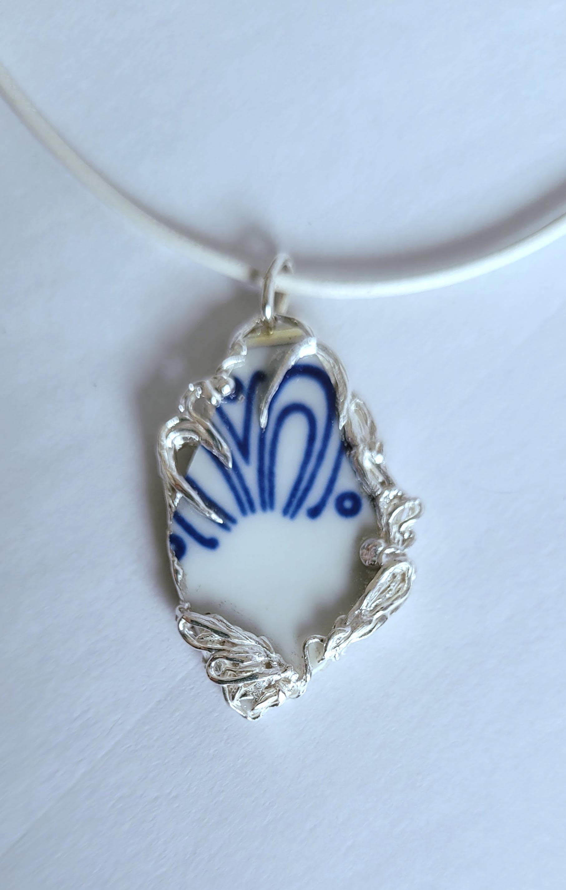 Kettenanhänger, Porzellananhänger, Weiß-Blaue Porzellanscherbe in Silbergefasst, Einzelstück von GiselaJewelryDesign