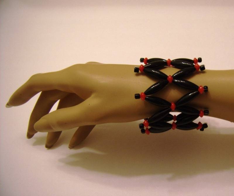 Perlen Dehnbare Armband | Schwarz Und Rot Geschenk Für Teenager Mädchen Gothic Caillou Ist Handgemacht in Usa von GiseleGomezCreations