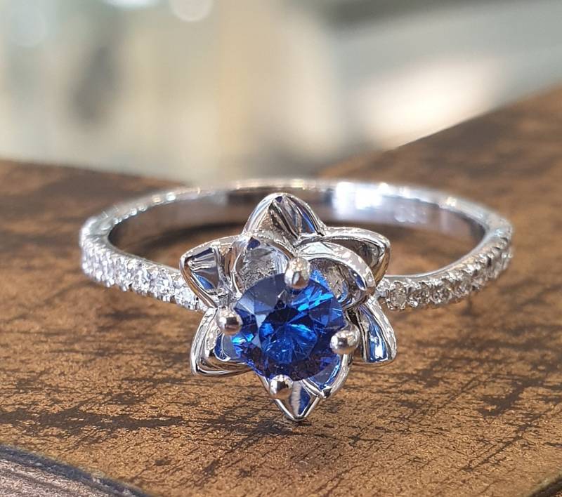 Blumen-Ring Blau Saphir Edelstein Weiß Diamant Band 14K Weißgold Einzigartig Verlobungsring Versprechen Jubiläum von Gispandiamonds