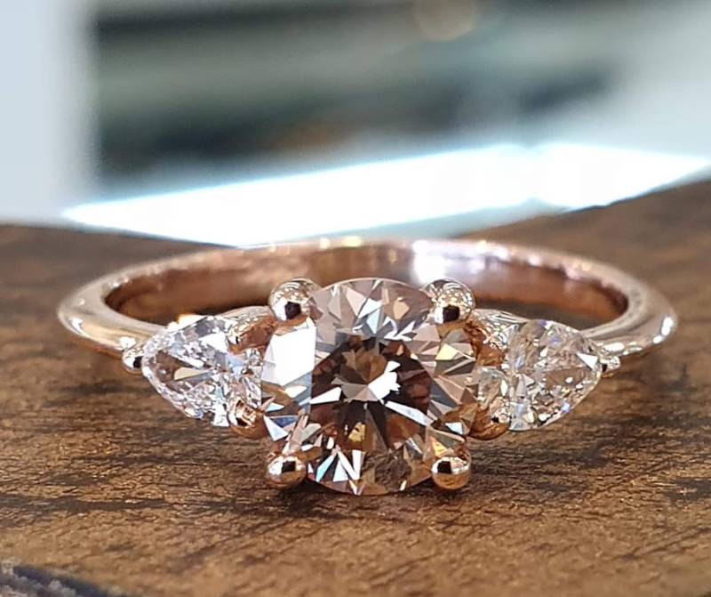 Rose Gold Verlobungsring 0.80Ct Champagner Diamant Und Zwei Tropfen Diamanten von Gispandiamonds