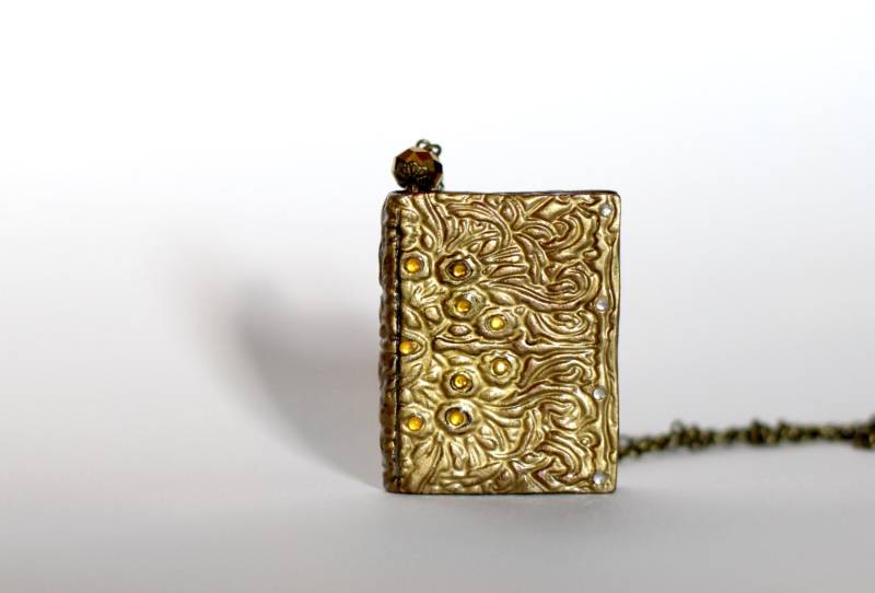 Buch Charm Halskette Mini Buchliebhaber Geschenk Nachdenkliche Frauen Buchschmuck Lehrer Zum Geburtstag Bronze Vintage Stil von GitasJewelryShop