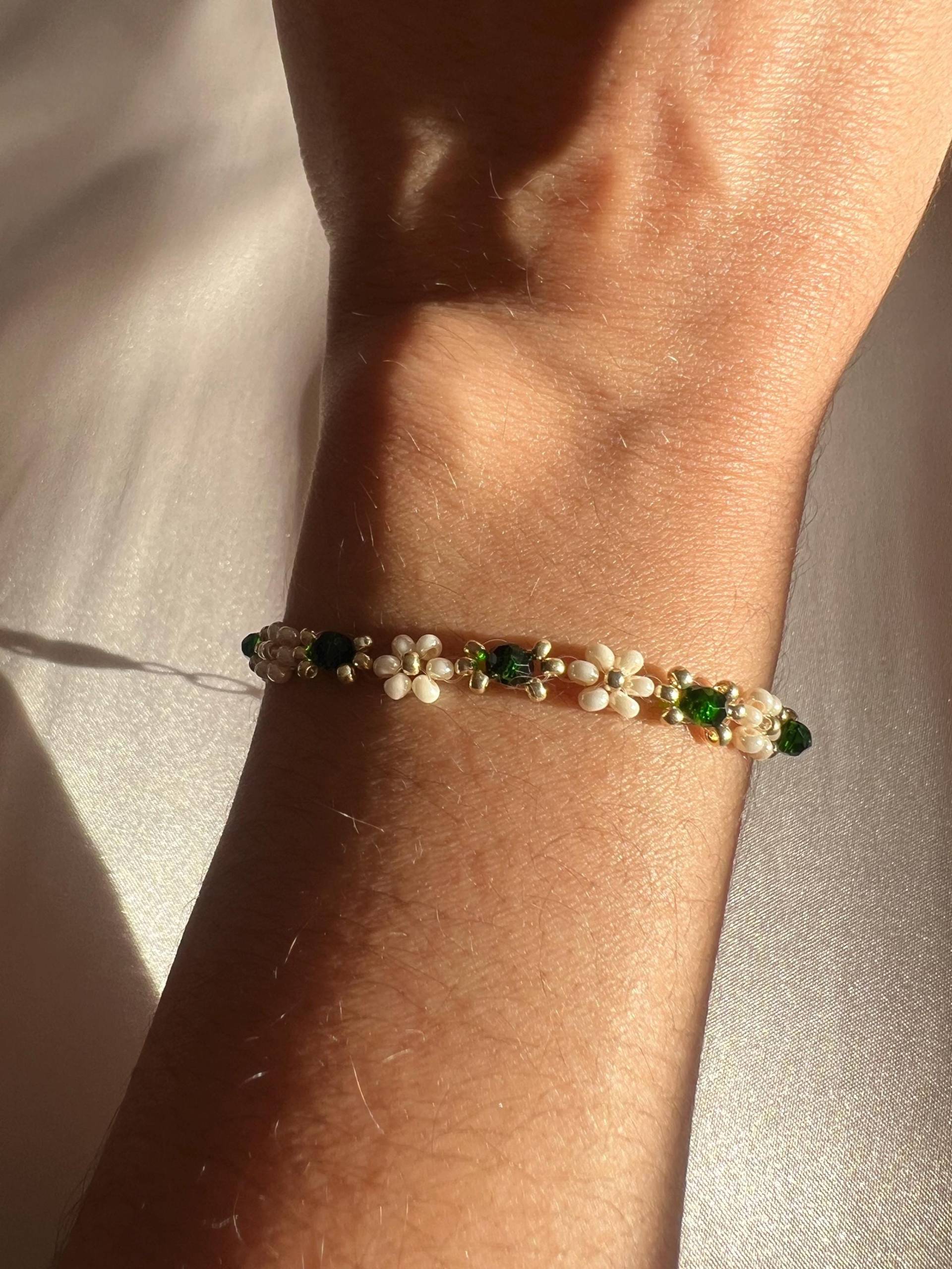 Armband Mit Daisy Blumen Und Grünen Kristallglas Perlen Armband Mit Daisy Blumen Und Grünen Kristallglas Perlen von GiulsJewelryDE
