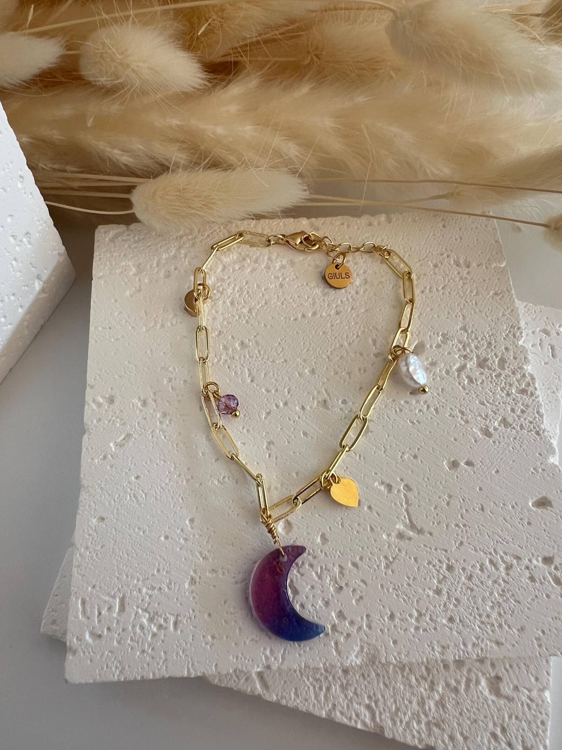 Luna | Armband Edelstahl 18K Kette Filigran Weiße Süßwasserperlen Lila Perlen Herz Mond Luna | Armband Edelstahl 18K Kette Filigran Weiße Süßwasserperlen Lila Perlen Herz Mond von GiulsJewelryDE