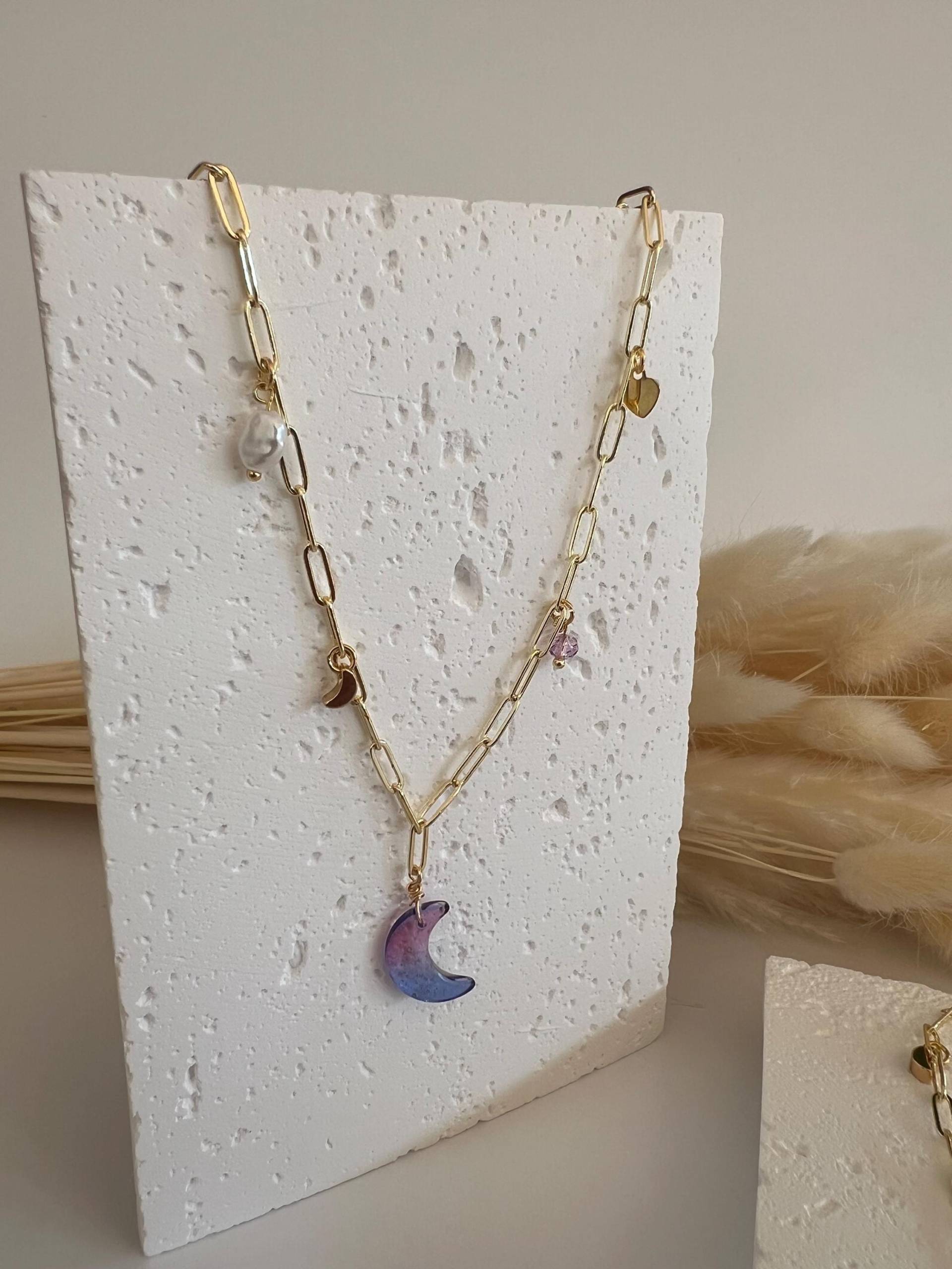 Luna | Kette Edelstahl 18K Filigran Weiße Süßwasserperlen Lila Blau Perlen Herz Mond Luna | Kette Edelstahl 18K Filigran Weiße Süßwasserperlen Lila Blau Perlen Herz Mond von GiulsJewelryDE