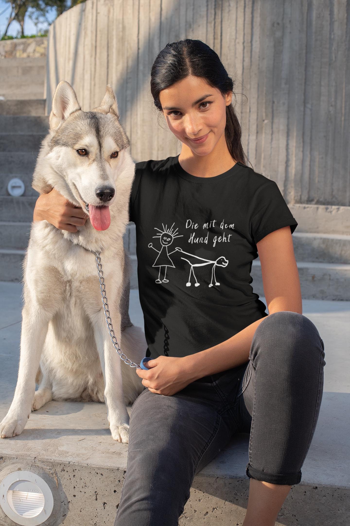 Frauen Humorvolles T-Shirt - "Die Mit Dem Hund Geht' Lustiges Hunde Für Hundefreundinnen Geschenkidee Hundeliebhaberinnen von GiveAwayJoy