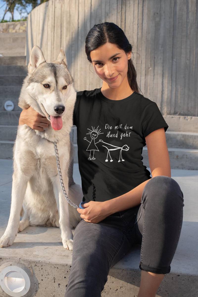 Frauen Humorvolles T-Shirt - "Die Mit Dem Hund Geht' Lustiges Hunde Für Hundefreundinnen Geschenkidee Hundeliebhaberinnen von GiveAwayJoy