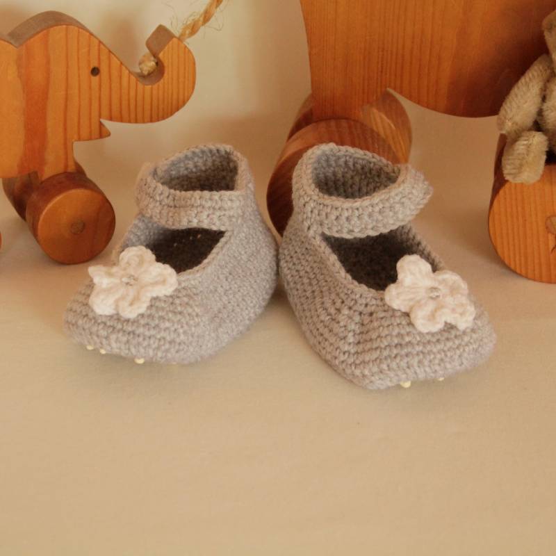 Baby-Ballerinas Mit Häkelblüte in Hellgrau von GiveMeJoy
