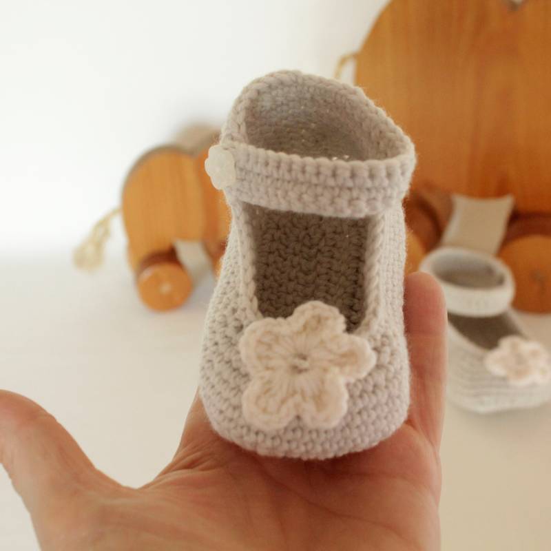 Baby-Ballerinas in Kieselgrau Mit Häkelblüte; Taufschuhe von GiveMeJoy