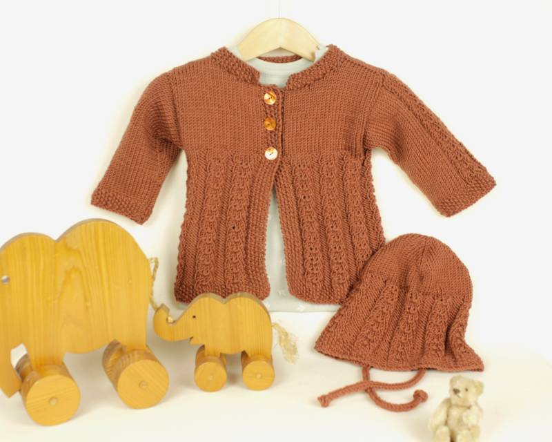 Babystrickjäckchen Mit Mütze in Braun von GiveMeJoy