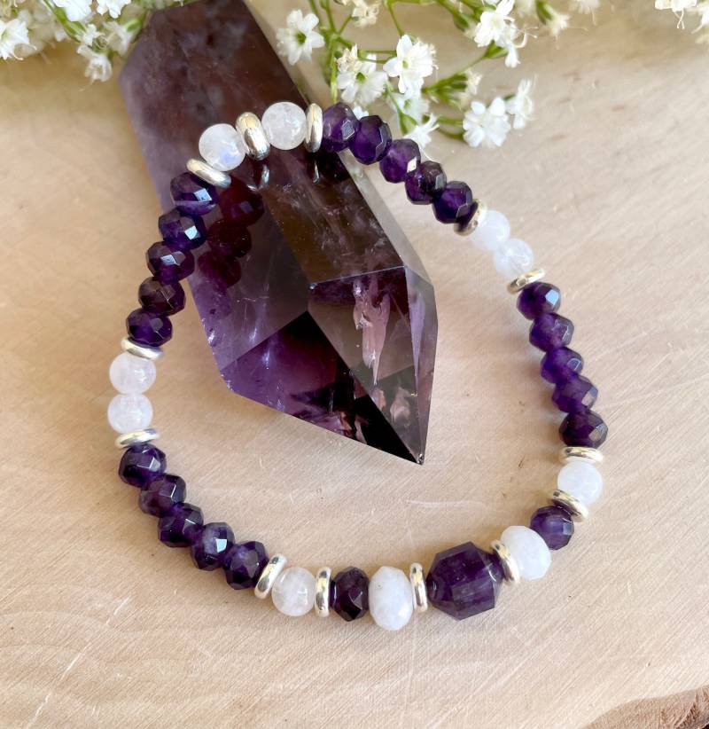 Amethyst & Regenbogen Mondstein Armband, Stretch, Deep Purple Naturstein, Kristalledelstein von GivingEarthMinerals