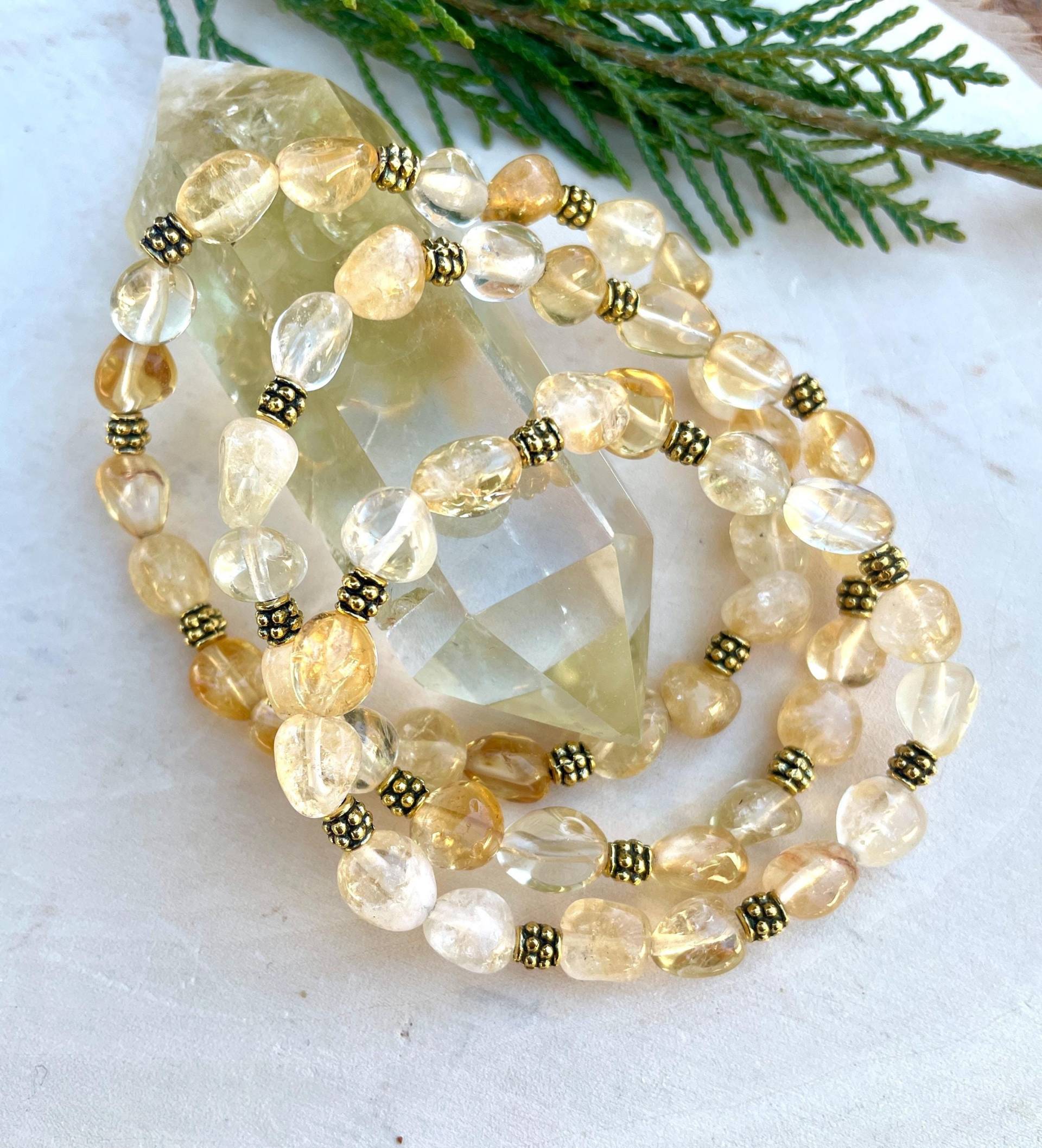 Citrin Pebble Armband Mit Gold Akzente, Stretch Perlen, Stein Edelstein Kristall von GivingEarthMinerals