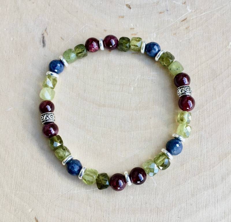 Granat & Saphir Armband, Rot Grün Blau, Silber Perlen, Stretch, Naturstein Edelstein Kristall von GivingEarthMinerals
