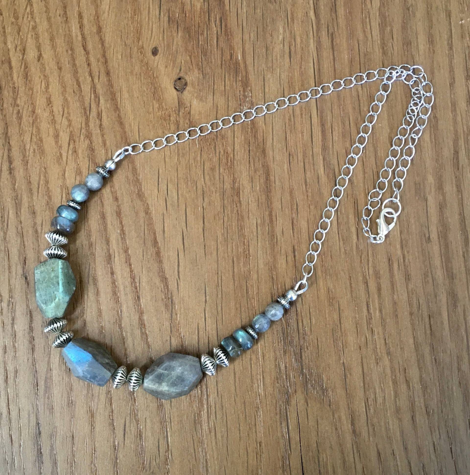 Große Labradorit-Halskette, 16"-20" Wahl, Silber, Perlen, Auffälliger Naturstein-Edelstein-Nugget-Kristall von GivingEarthMinerals