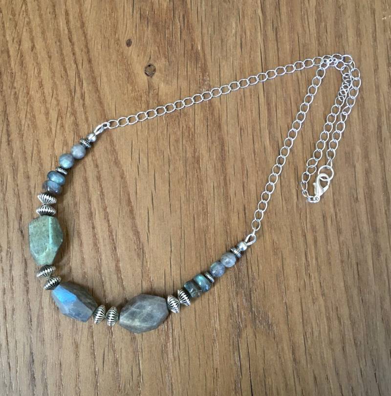 Große Labradorit-Halskette, 16"-20" Wahl, Silber, Perlen, Auffälliger Naturstein-Edelstein-Nugget-Kristall von GivingEarthMinerals