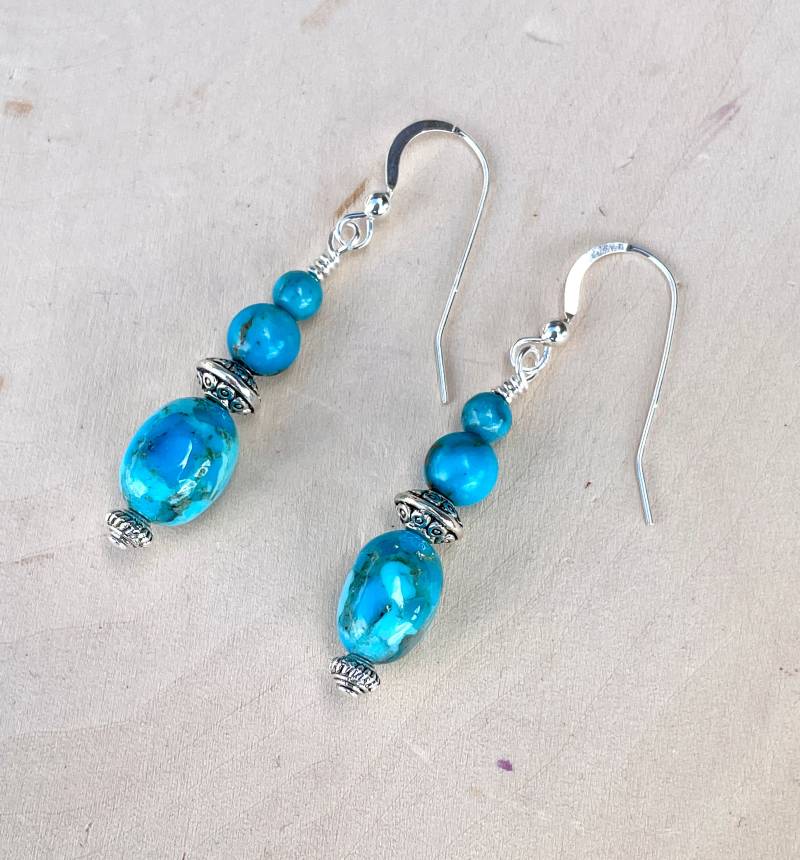 Kingman Turquoise Ohrringe Mit Silbernen, Blauen Runden Und Kieselsteinen, Echtem Kristall-Naturstein-Edelstein von GivingEarthMinerals