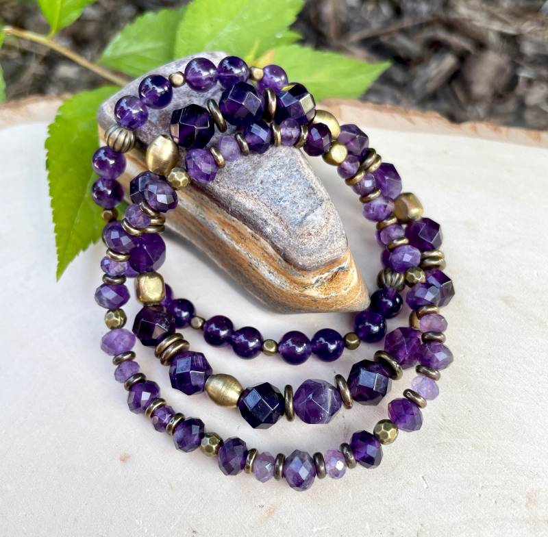 Lila Amethyst Armband, Wahl Oder Stapel, Stretch, Perlen, Messingakzente, Natursteinedelsteinkristall von GivingEarthMinerals