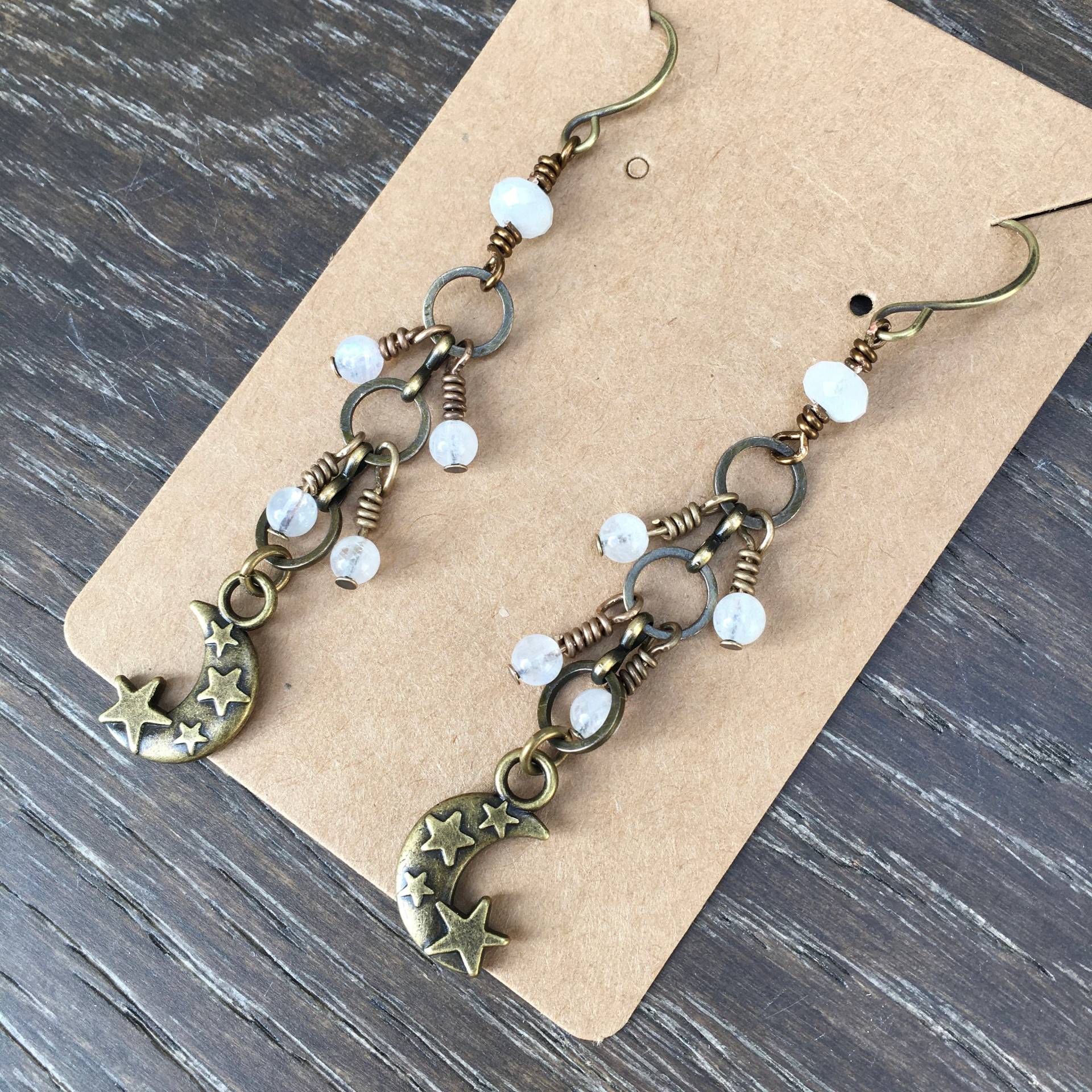 Moon & Stars Ohrringe Regenbogen Mondstein, Baumelnd Mit Antikem Messing, Kristalledelstein von GivingEarthMinerals